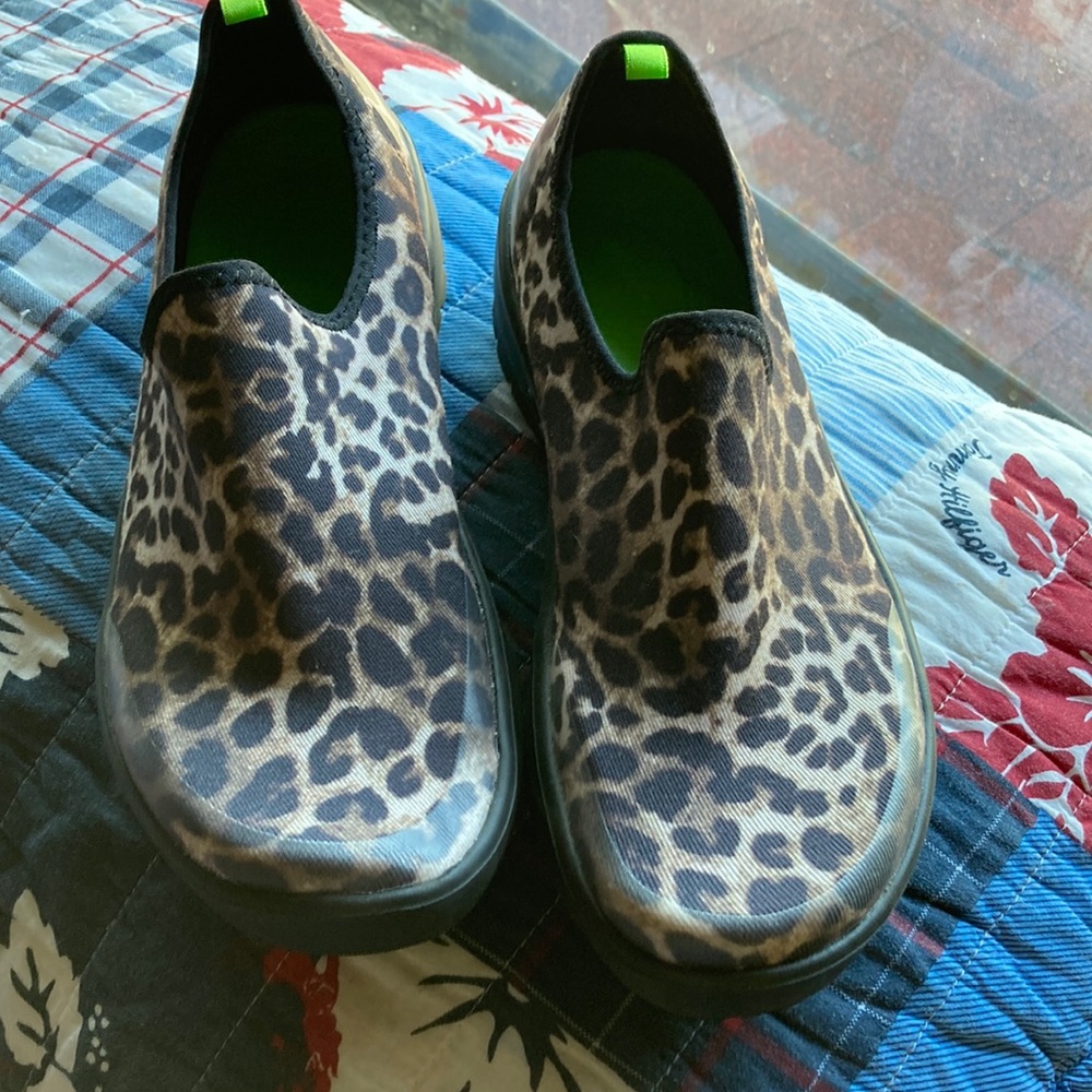 OOFOS Leopard Print Flats